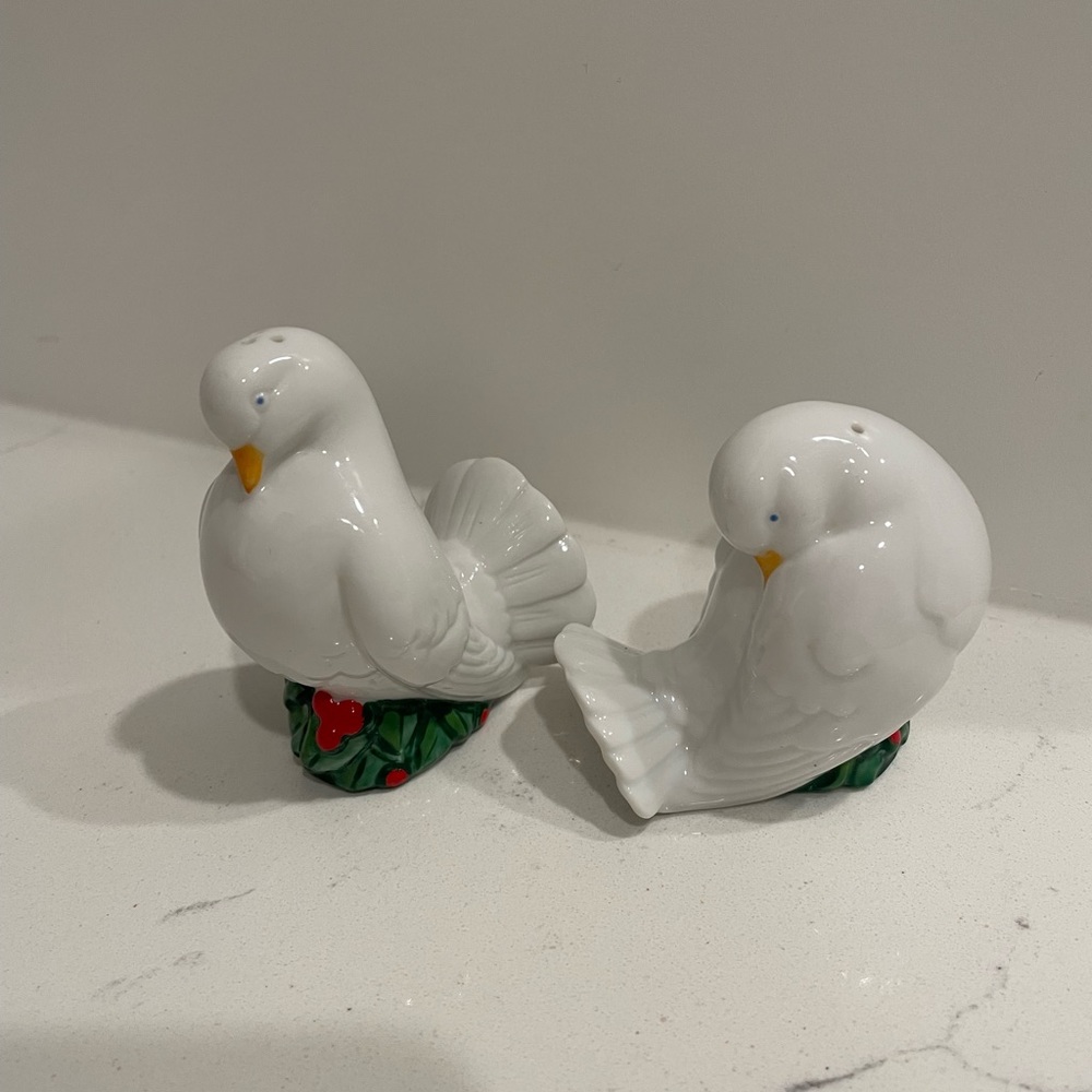 Vintage 1993 Avon ceramic doves salt & pepper shakers